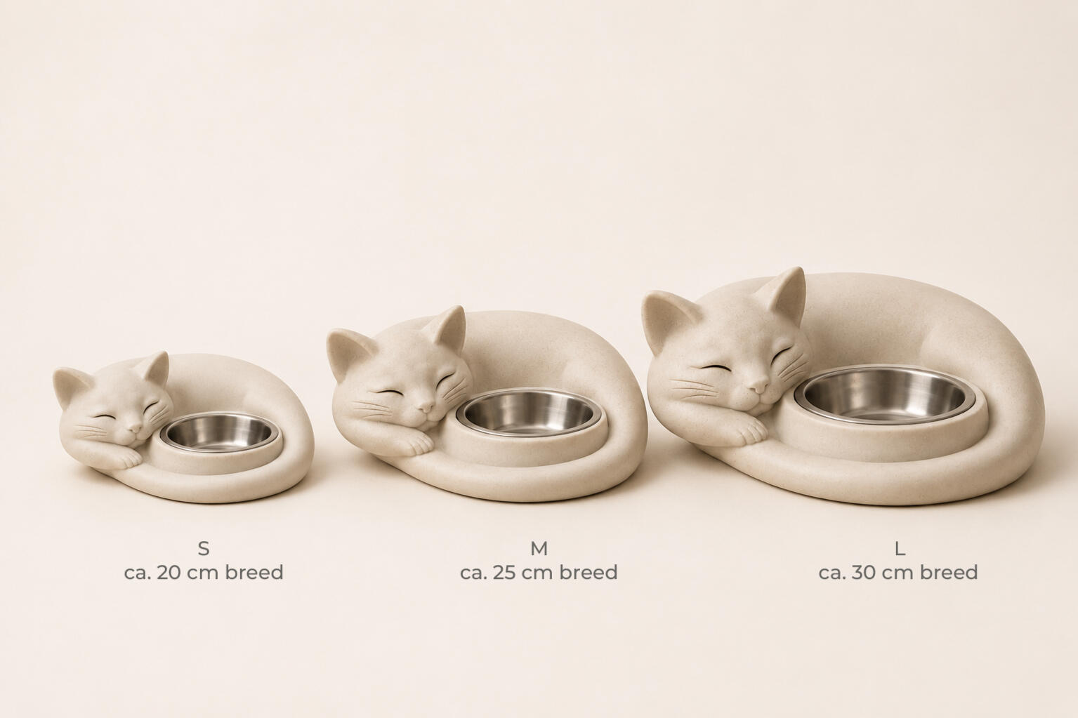 The Dreaming Cat in de maten S, M en L, ongeveer 20, 25 en 30 centimeter breed.